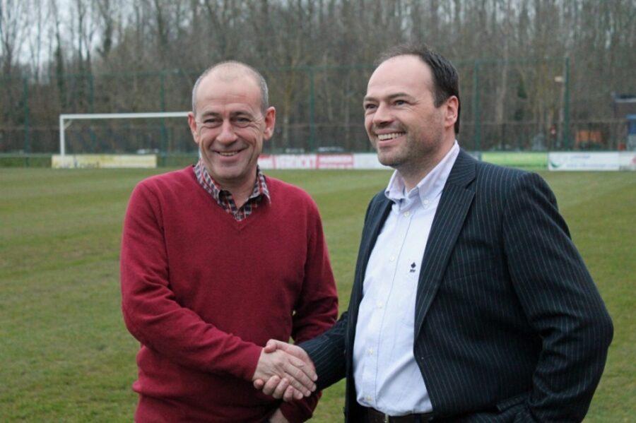 Met een handdruk tussen de voorzitter van de twee clubs werd de fusie bezegeld.