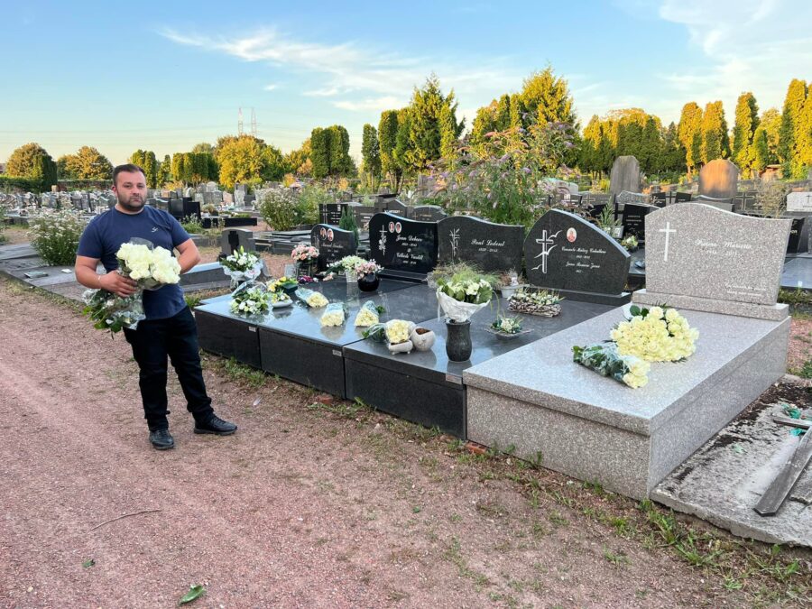 Familie verdeelt 3.000 witte rozen ter ere van overleden Karina over alle graven op kerkhof: “Ze wou altijd iedereen blij maken”