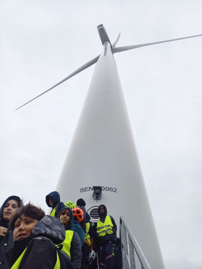 Leerlingen Sint-Martinus Middenschool bezoeken windturbines in Mollem