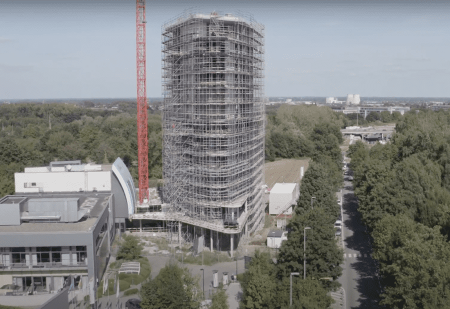 49 meter hoge toren van Living Tomorrow is afgewerkt: “Bouwen in de hoogte is hoe we het in de toekomst moeten aanpakken”