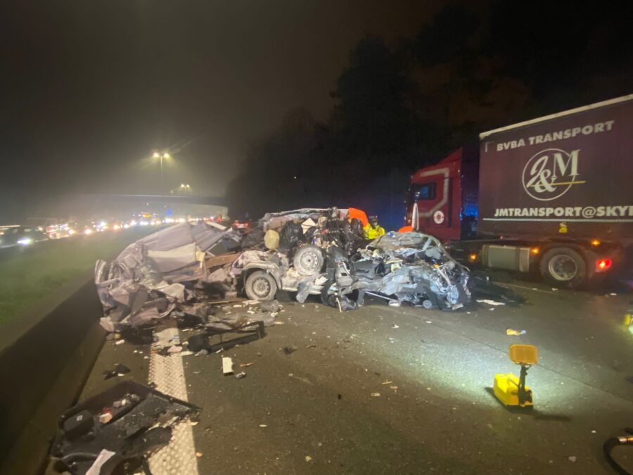 Bestelwagen volledig opengereten bij zware crash op A12: geknelde bestuurder bevrijd maar niet in levensgevaar