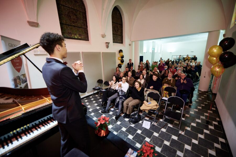 Pianist Simon-Pierre zamelt met benefietconcert mooi bedrag in voor project van grootvader