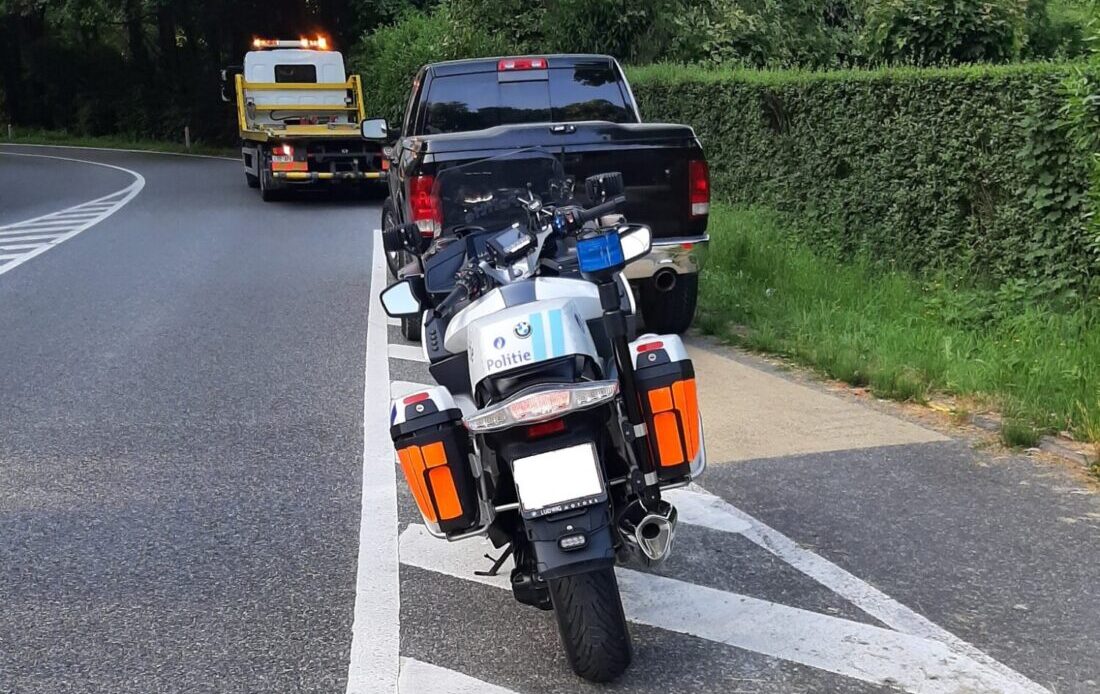 Zonder rijbewijs, gedrogeerde én dronken: bestuurder kruipt bij controle op achterbank