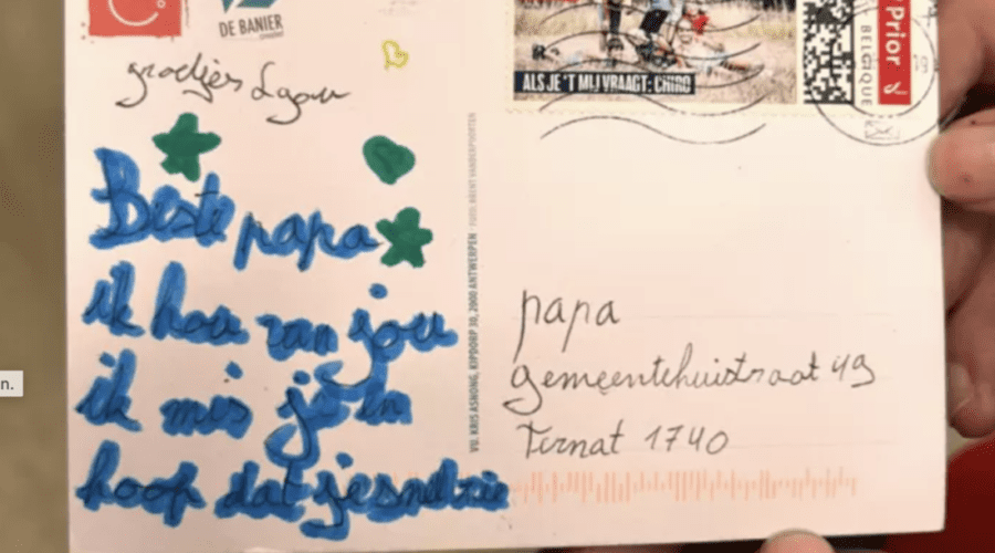 Verdwaald kaartje vindt tóch weg naar papa dankzij toegewijde postbode Philippe (59)