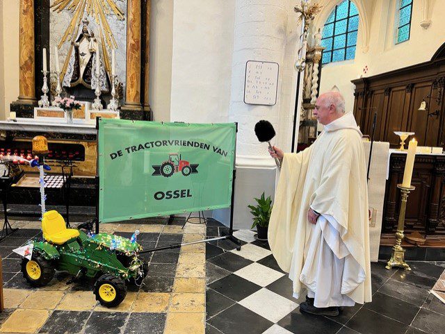 Vlag van Osselse tractorvrienden gewijd