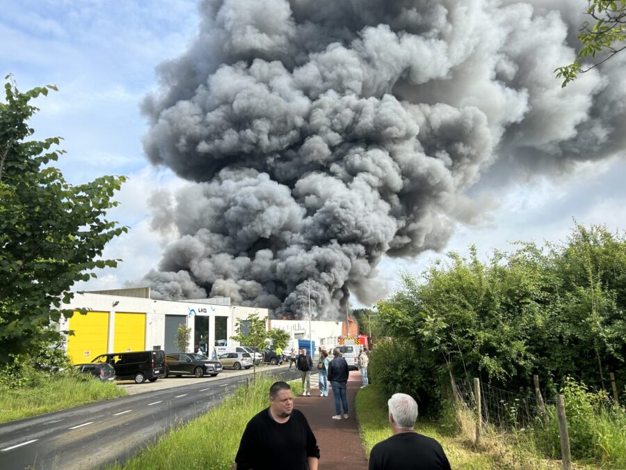 UPDATE - Zware brand in industrieterrein Zellik. Schade is enorm. (fotoreportage)