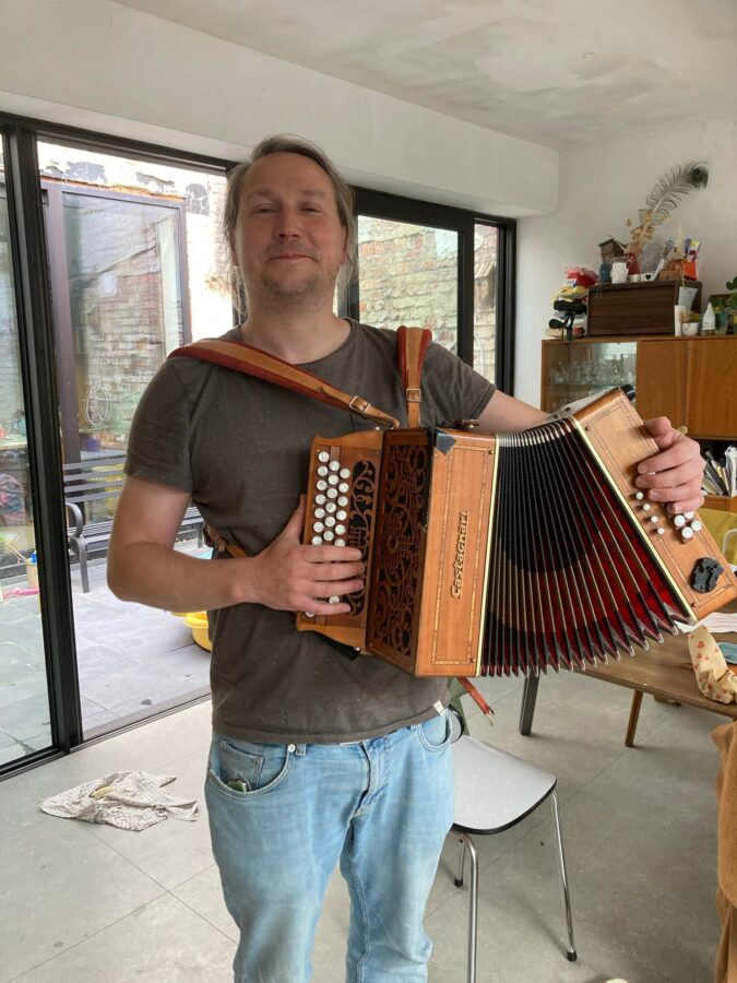 Muzikant Klaas dolgelukkig nadat gestolen accordeon na twee maanden opnieuw opduikt