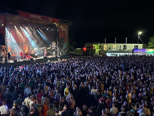 Bart Peeters en Pommelien Thijs zorgen voor vuurwerk op de Hopduvelfeesten (ruime fotospecial)