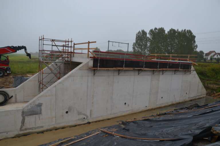 Vijftien meter lange tunnel wordt dit weekend onder de sporen geschoven