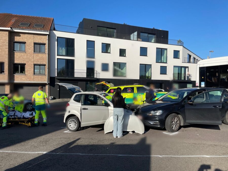 Voertuig botsen frontaal aan kanaalbrug: één bestuurder gewond afgevoerd