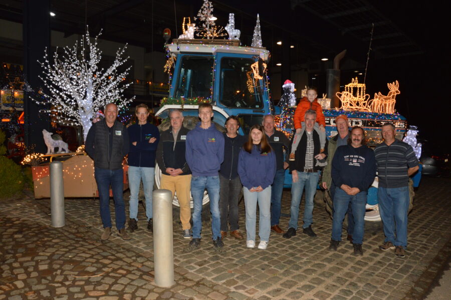 De verlichte tractorparade, nog even wachten, maar ze komt!