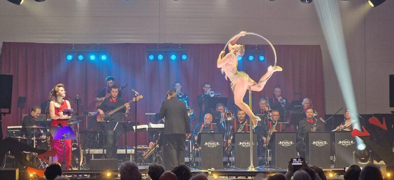 Bounce Big Band bracht complete retro-show “Burlesque”