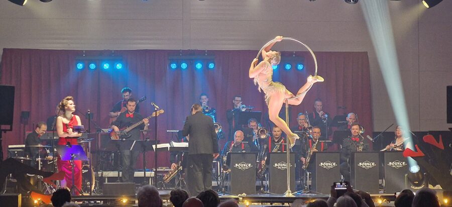 Bounce Big Band bracht complete retro-show “Burlesque”