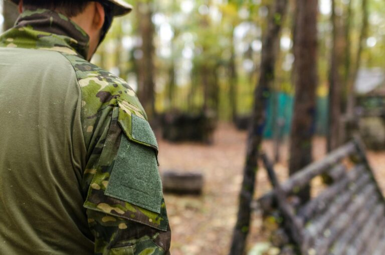 Militaire oefeningen parachutisten in de straten van Asse en Opwijk