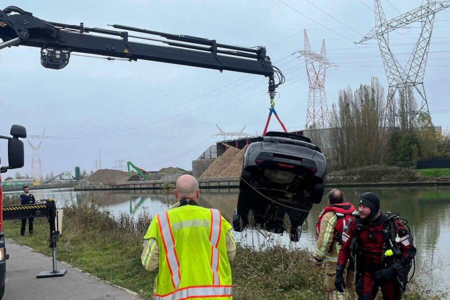 Brandweer haalt gestolen wagen uit kanaal