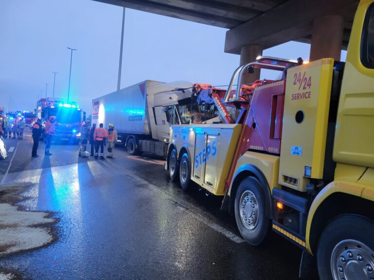 Vrachtwagen rijdt in middenberm: “Miste maar net brugpijler”