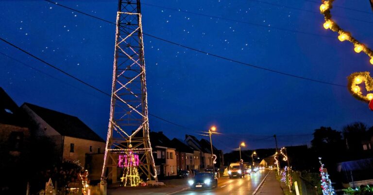 De Eiffel-kerstverlichting straalt in volle glorie