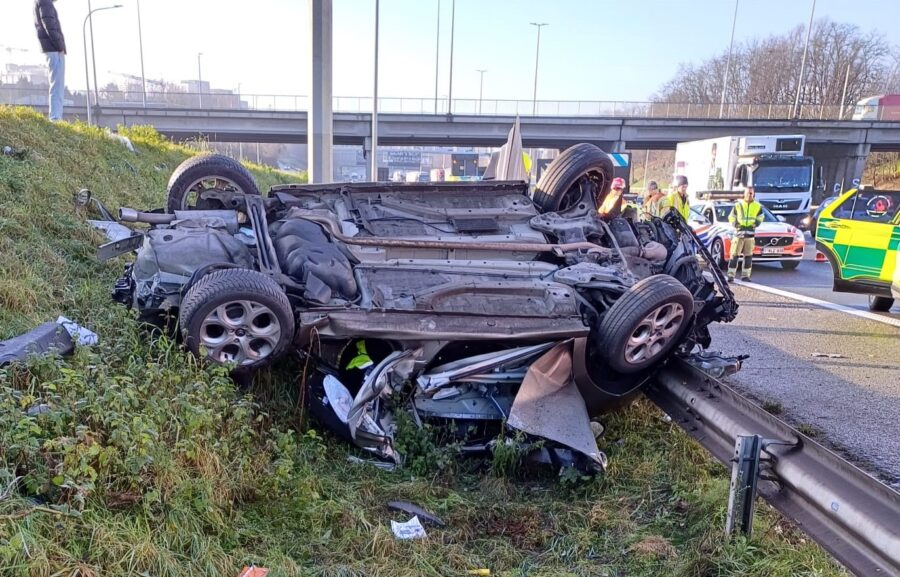 Auto gaat overkop op Ring: bestuurder bevrijd en zwaargewond afgevoerd