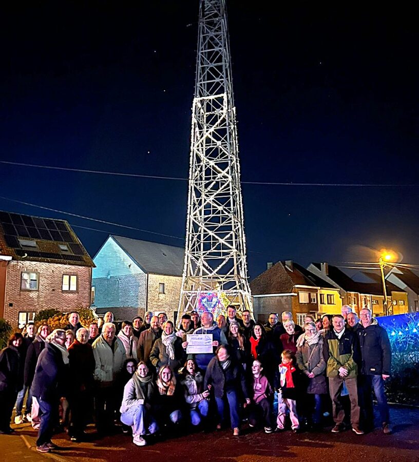 Kerstdrink onder verlichte Eiffelpyloon