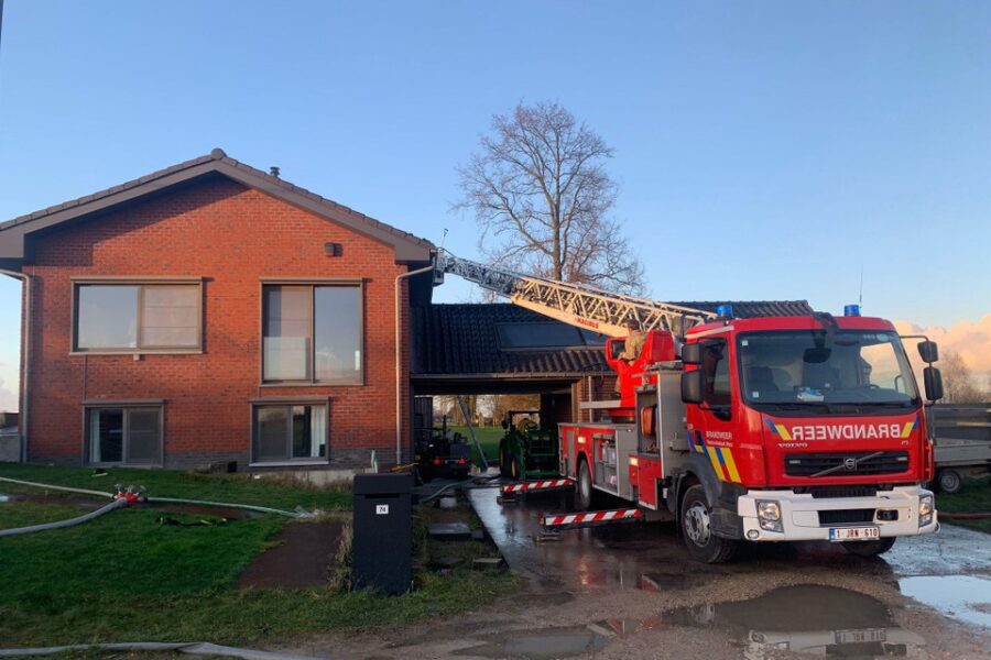 Gezin met drie kinderen ontsnapt net op tijd bij woningbrand