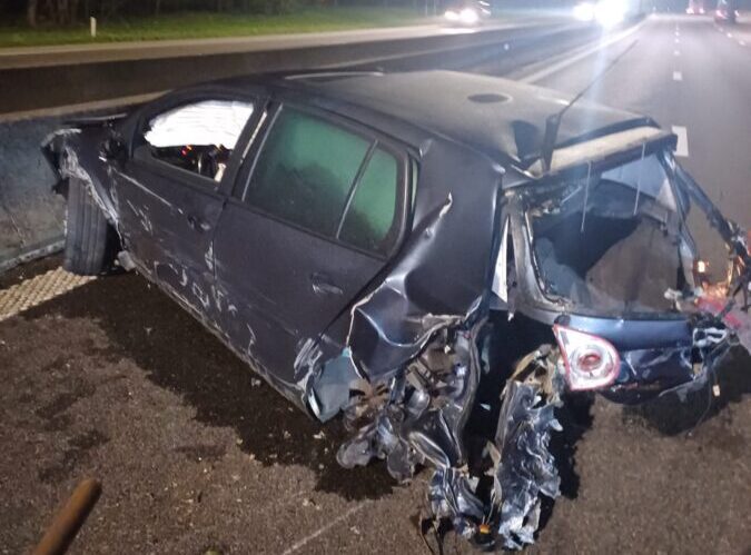 42-jarige bestuurder zwaargewond na botsing tegen middenberm A12