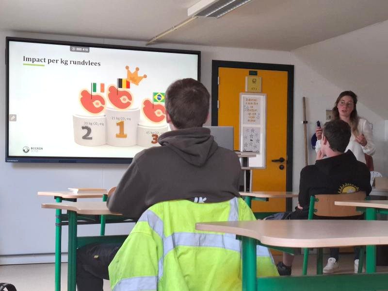 Boerenwijzer Hanne voor de klas in de Tuinbouwschool te Merchtem