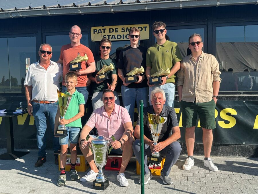 Bekers en trofeeën bij de vleet bij VK De Sjoeters