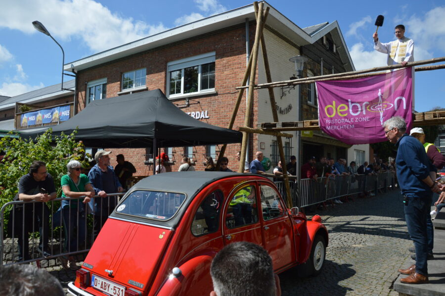 Oldtimerwijding tijdens Parochiedag in Merchtemcentrum