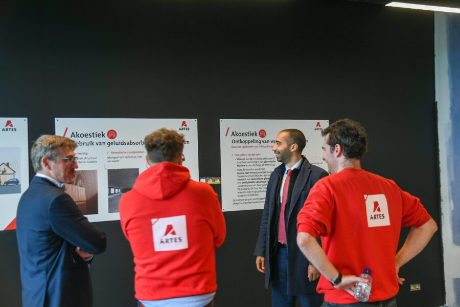 Sammy Mahdi bezoekt kunstencampus in Asse tijdens Open Wervendag