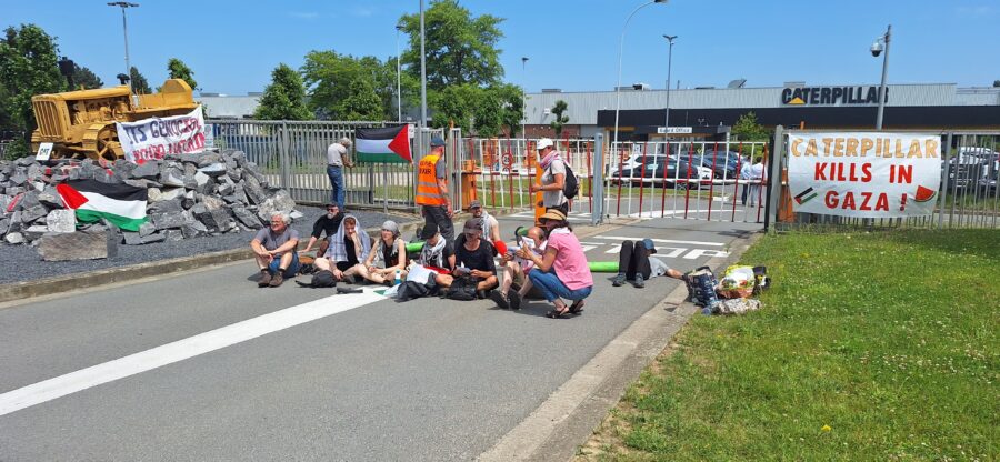 Activisten blokkeren distributiecentrum Caterpillar: “Bulldozers worden gebruikt om Gaza plat te gooien”