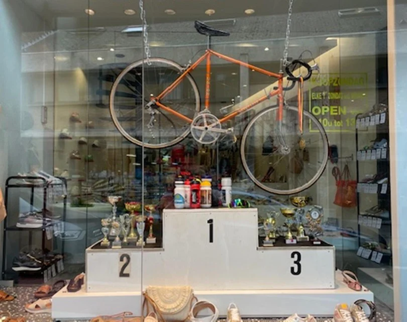 Meise viert 80ste verjaardag van Eddy Merckx met retro-etalages en Radio 2-uitzending