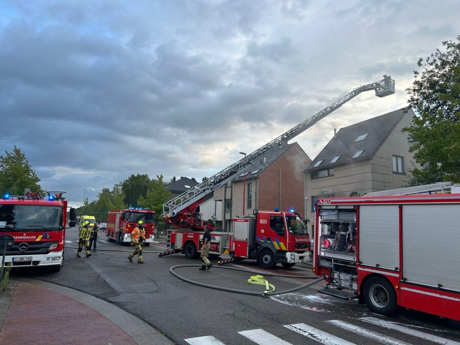 Woning onbewoonbaar na kelderbrand: bewoner lichtgewond na bluspoging