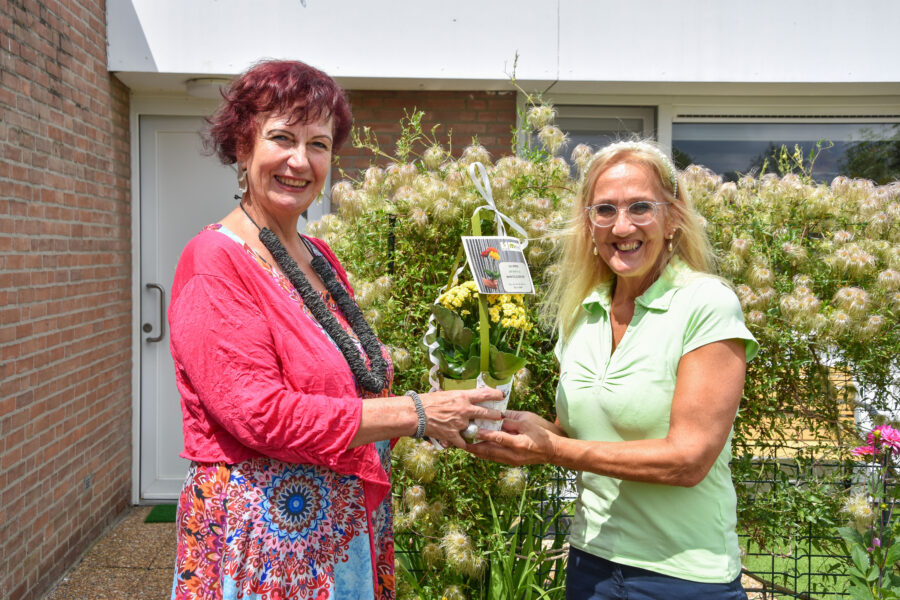 Gemeente bedankt mantelzorgers met een plantje