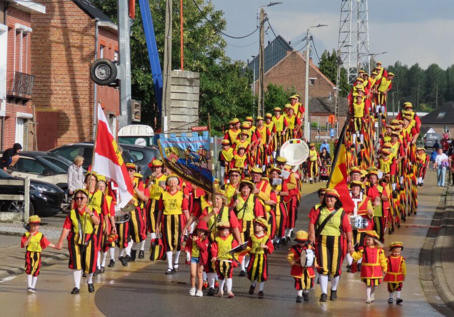Stoet van en met jarige Koninklijke Steltenlopers van Merchtem was geweldig!