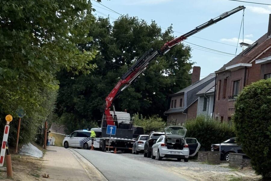Zwaar arbeidsongeval nadat kraan kantelt: arbeider (40) in levensgevaar na val van 5 meter