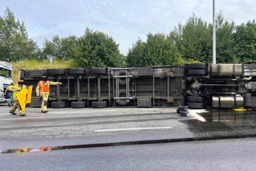 Vrachtwagen met ananassen kantelt om en blokkeert Ring