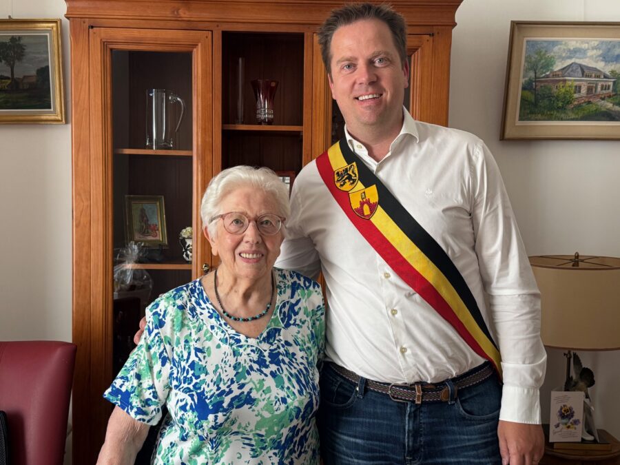 Burgemeester Mast op bezoek bij 2de 104-jarige in Merchtem