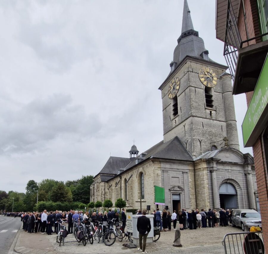 Massa volk voor begrafenis van Tony De Pauw