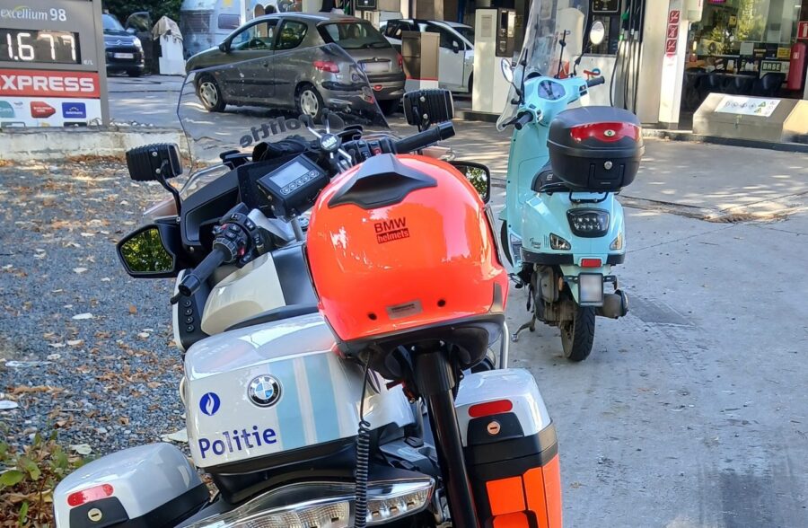 Politie neemt bromfiets in beslag: “Verkeerde rijrichting, geen rijbewijs én niet verzekerd”
