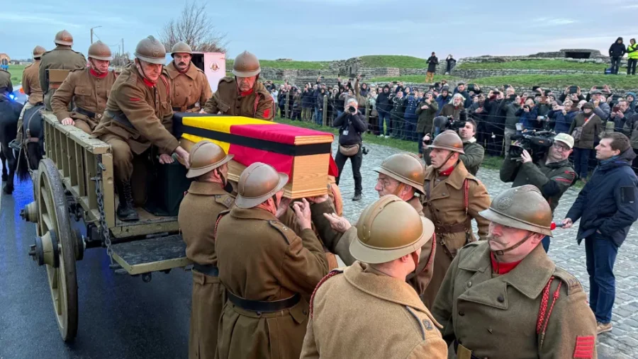 De Piotten hielpen mee bij begrafenis van Belgische soldaat uit WO I in De Panne