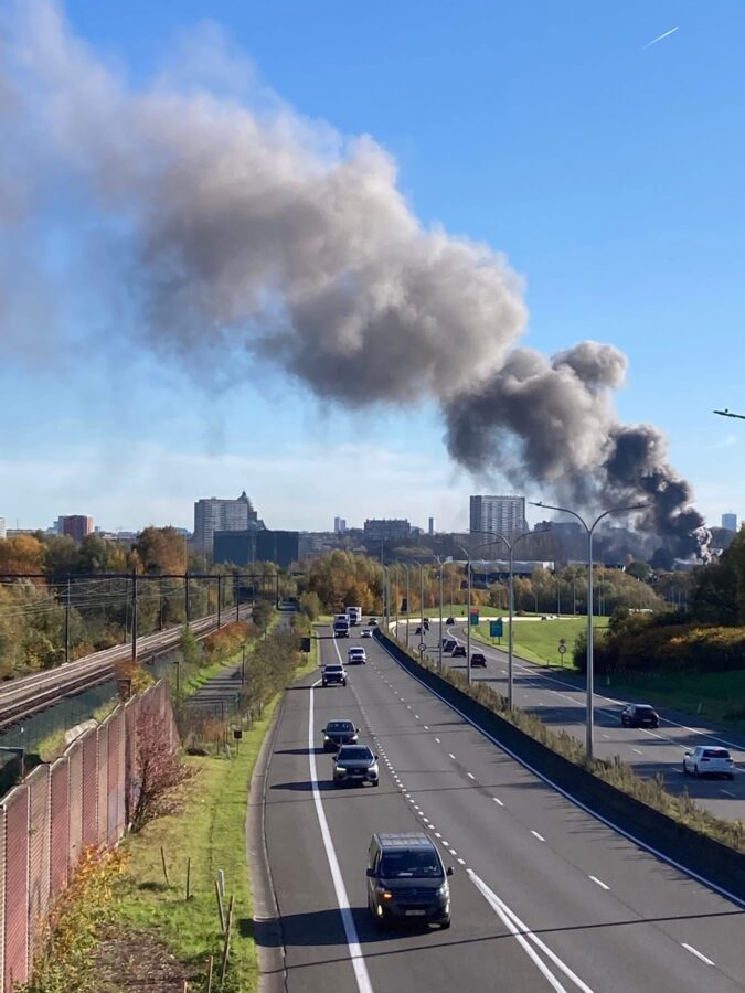 BREAKING NEWS. Industriebrand. Brandweer vraagt om ramen en deuren te sluiten en ventilatie uit te schakelen.
