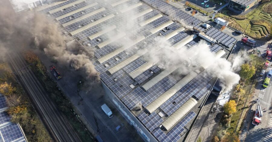 BREAKING NEWS. Industriebrand. Brandweer vraagt om ramen en deuren te sluiten en ventilatie uit te schakelen.