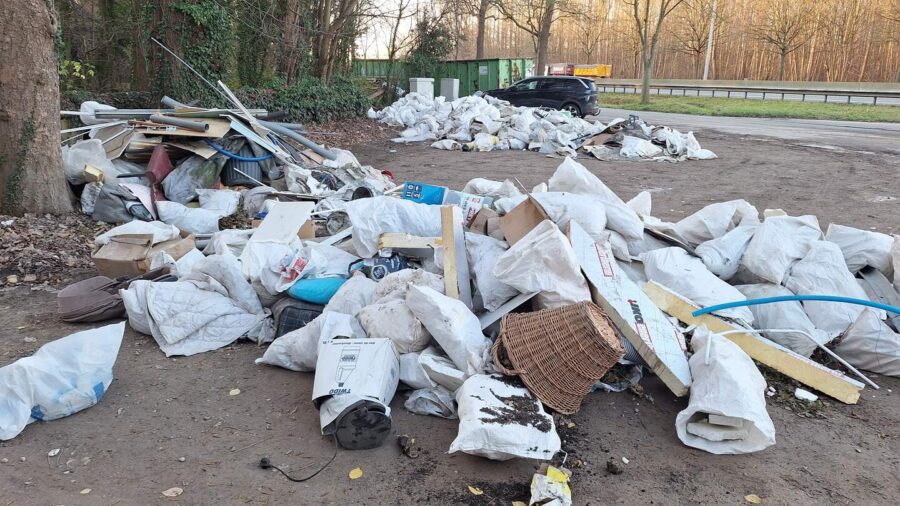 Groot sluikstort van bouwafval langs opgeruimd