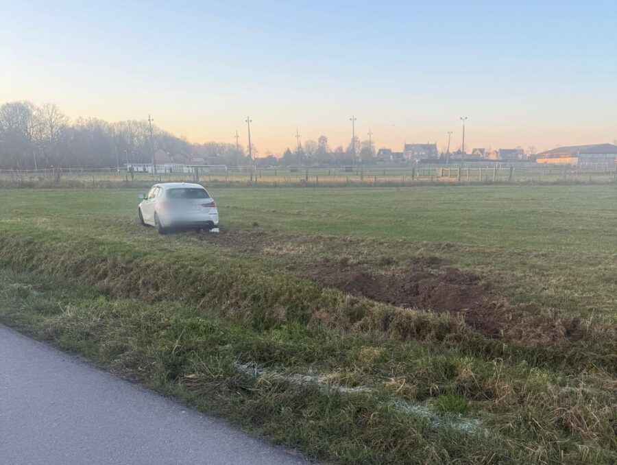 Auto vliegt over beek en belandt in veld