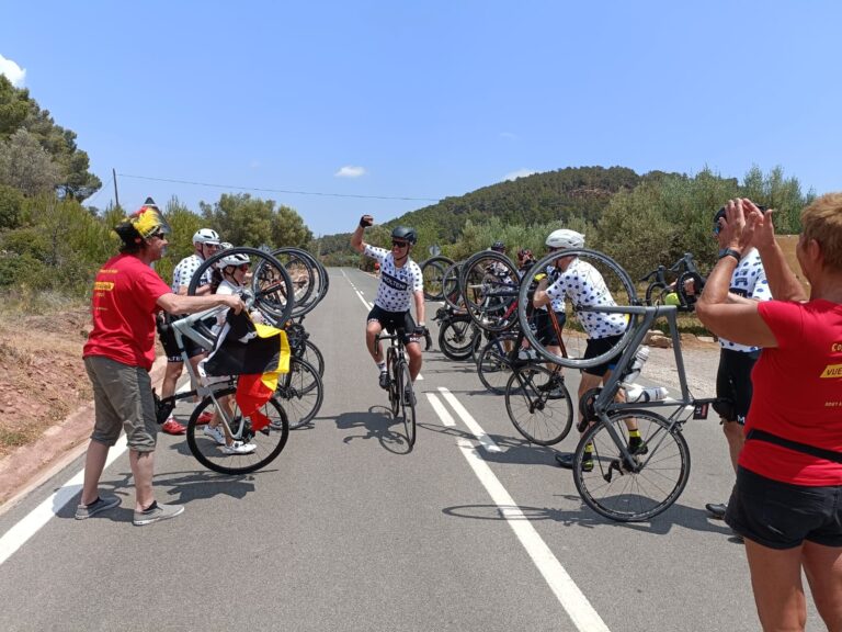 Vrienden rijden 50 jaar na Tourzege Van Impe identieke parcours: “Onderzoek naar hart- en vaatziekten steunen”
