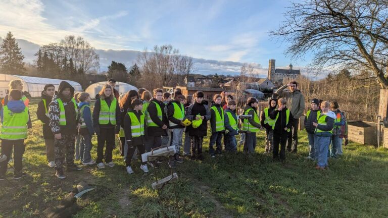 Leerlingen helpen mee aan zakken vol ‘Goed Eten’ van sociale bioboerderij