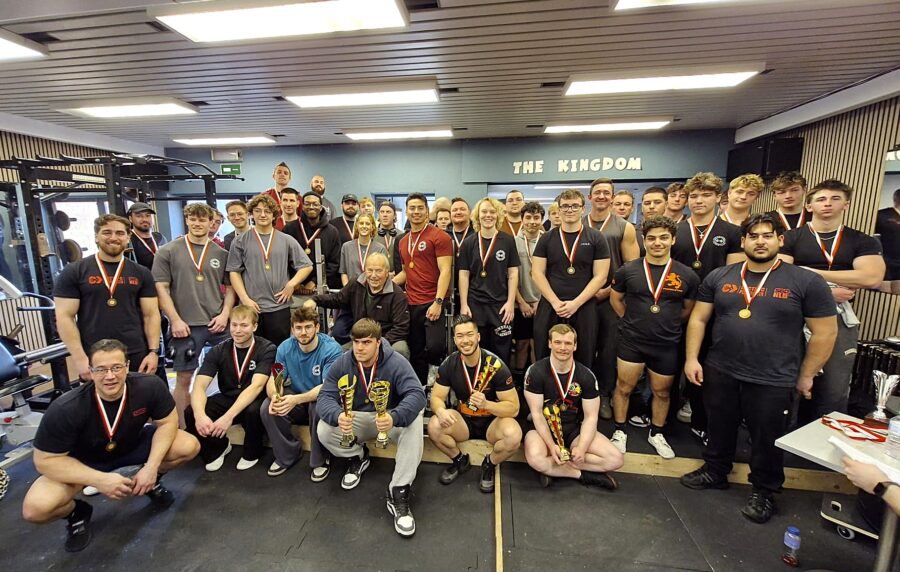 Nieuwjaarsdrink staat bij de Physical Fitness synoniem voor rondje bankdrukken