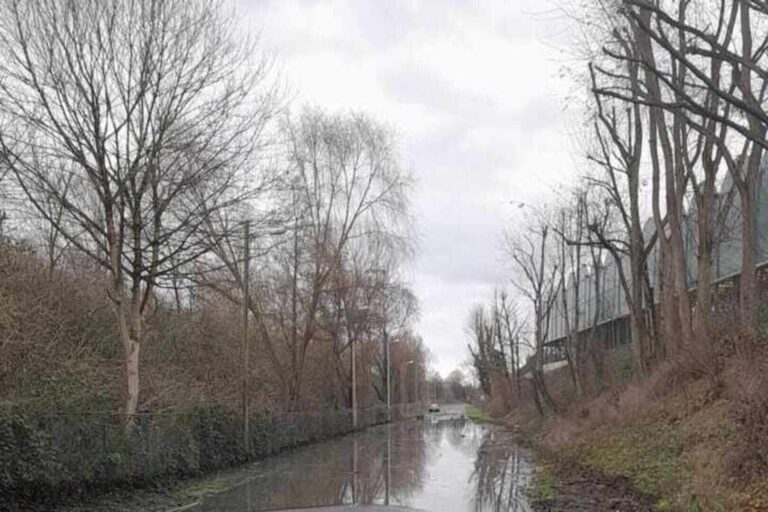 Fabrieksweg tijdlang afgesloten na instorting steunmuur bufferbekken