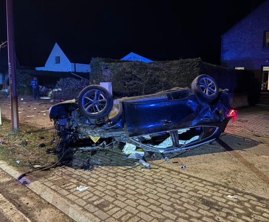 Bestuurder trekt spoor van vernieling bij zware crash: slachtoffer (46) in levensgevaar afgevoerd