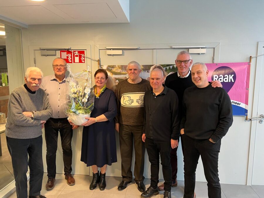 Mady Moijson (Raak Droeshout) geeft de scepter door